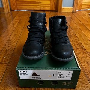 Danner Vertigo 917 in black color, size 6
